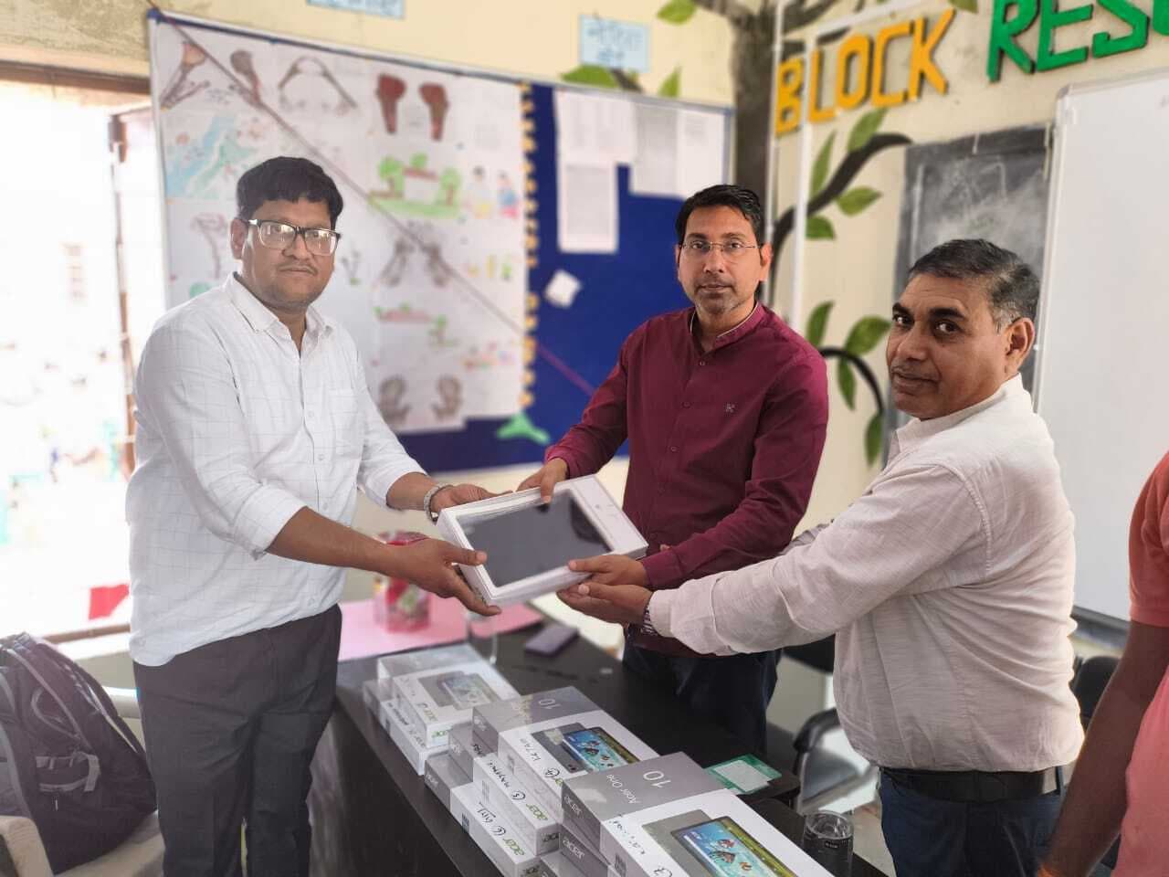 गारू में शिक्षकों के बीच हुआ टैब का वितरण