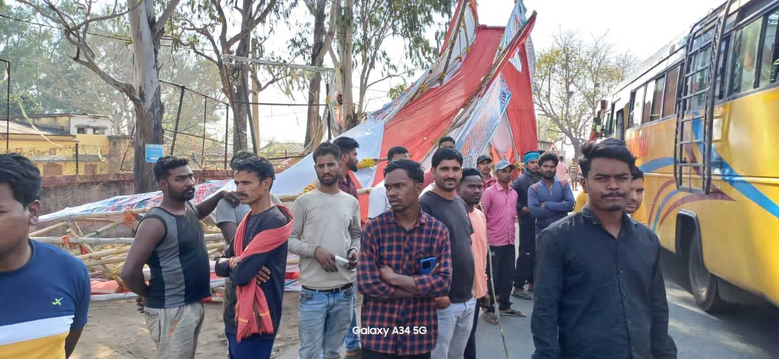 हाइवा ने मारी तोरणद्वार को टक्कर, विरोध में रोड जाम