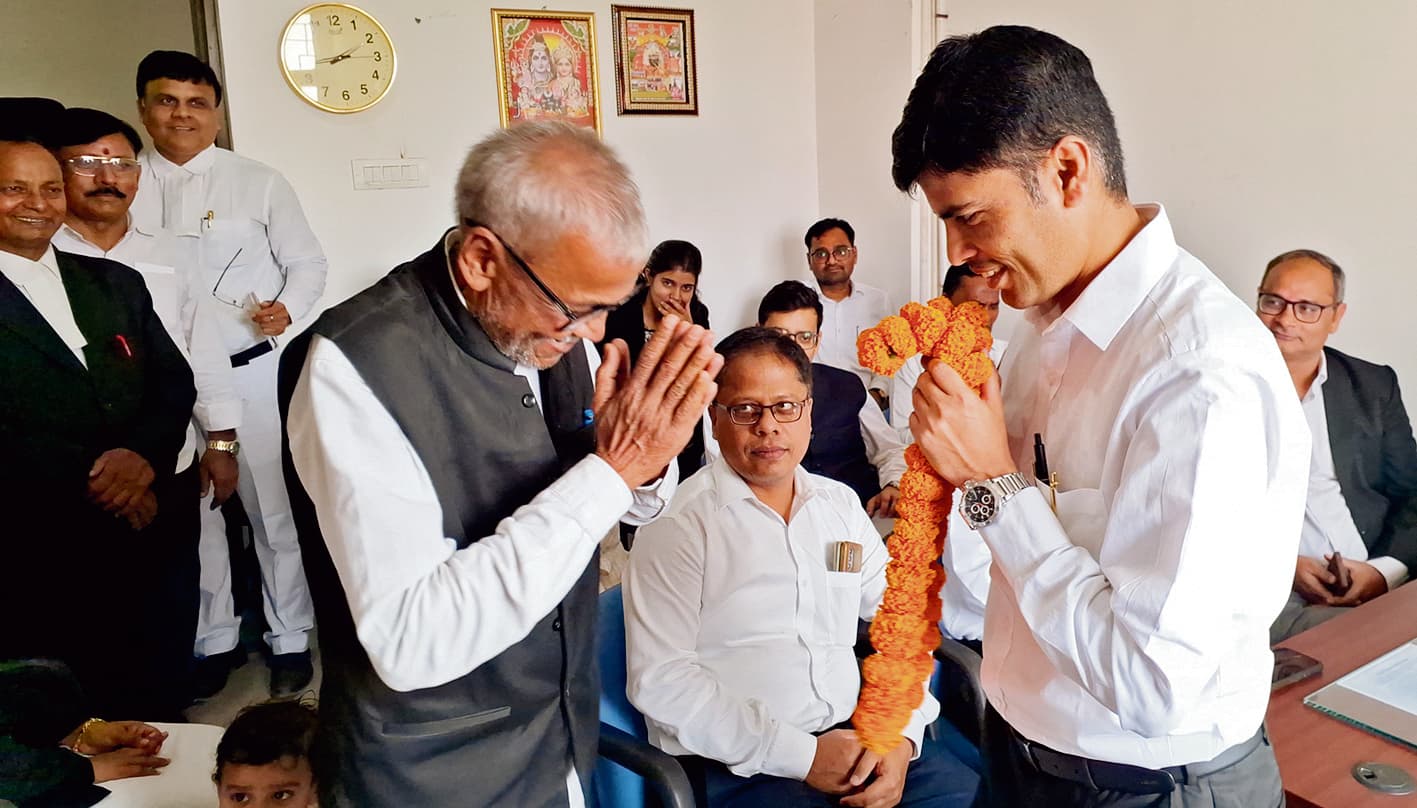 Gopalganj News : नम आंखों से एडीजे-10 मानवेंद्र मिश्र को अधिवक्ताओं ने दी विदाई