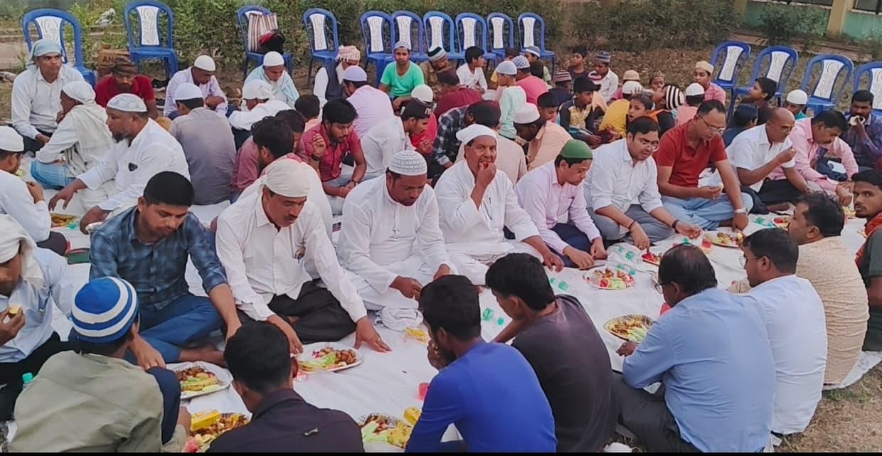 दावत- ए-इफ्तार में दिखी भाईचारे की झलक