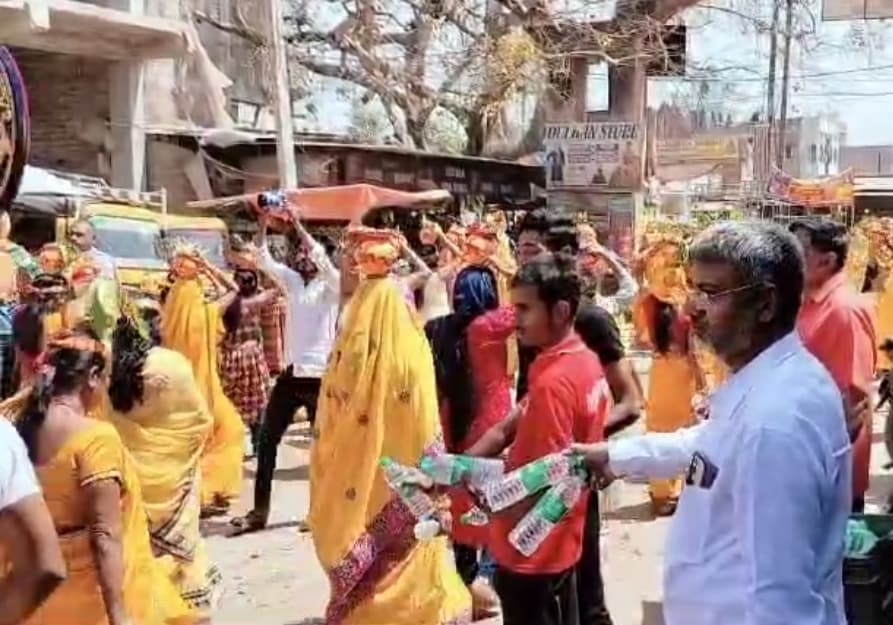 डॉ परवाज ने शोभायात्रा में शामिल महिलाओं को भेंट की पानी की बोतलें