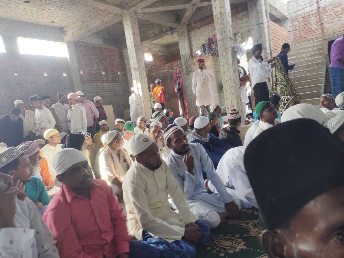 नमाज पढ़ने के लिए मस्जिदों में उमड़ी भीड़