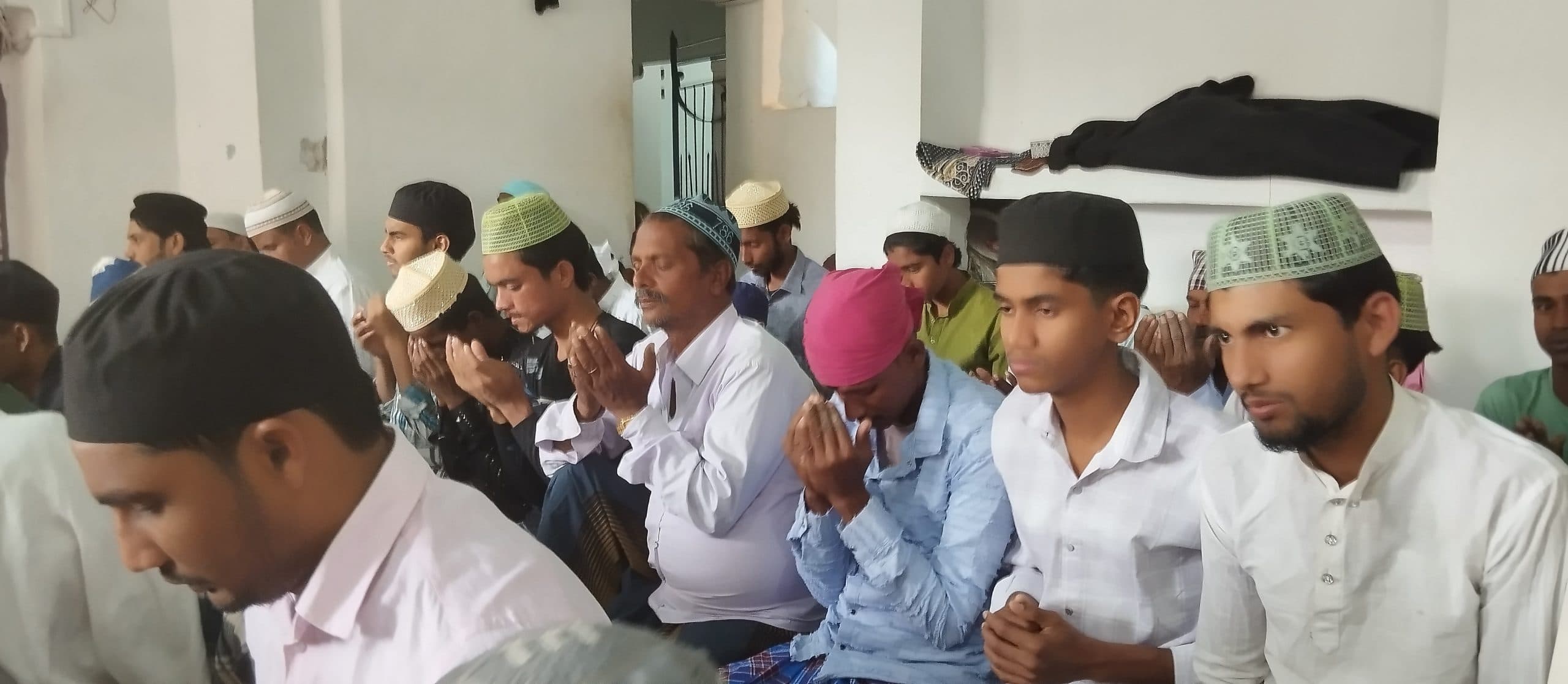 आखिरी जुमे की नमाज अदा कर मांगी दुआ