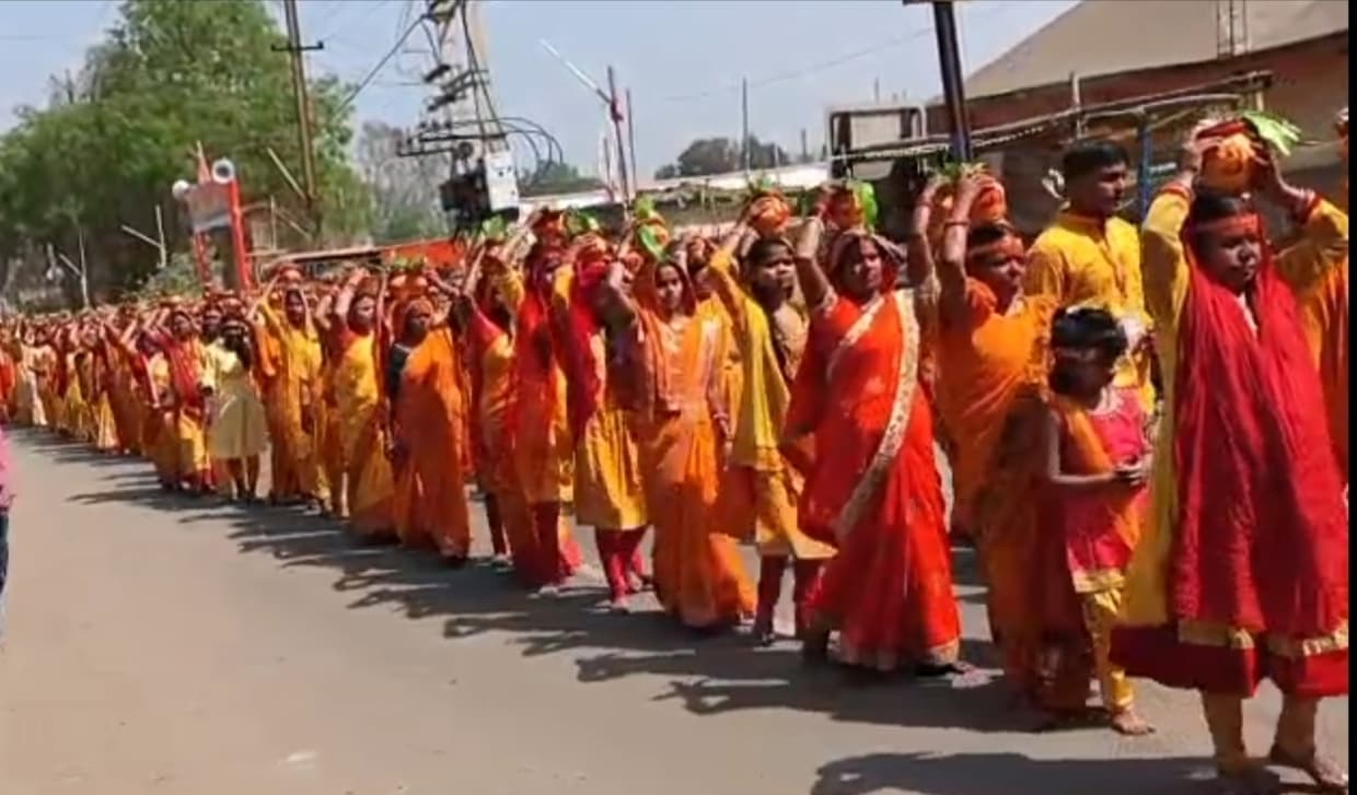 माथे पर कलश लेकर किया वेदमाता का जयघोष, भक्ति में डूबा सानो का कोना-कोना