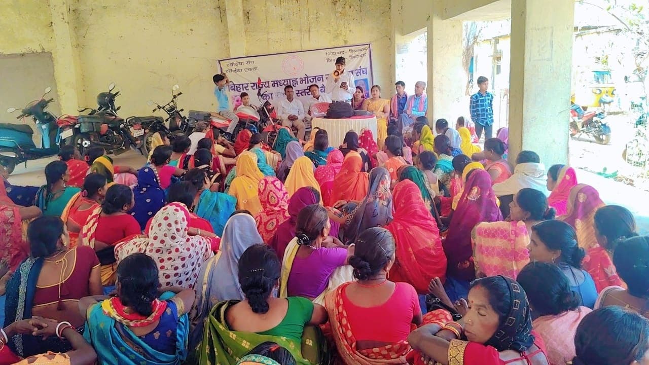 सम्मानजनक मानदेय की मांग को लेकर रसोइया संघ ने की चर्चा