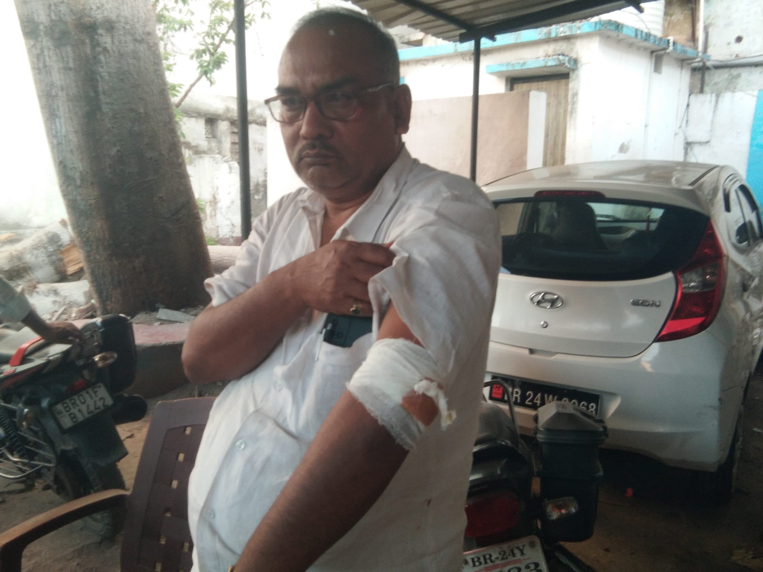 sasaram News : डेहरी के पूर्व विधायक प्रदीप जोशी व बिजली विभाग के जेइ के बीच झड़प