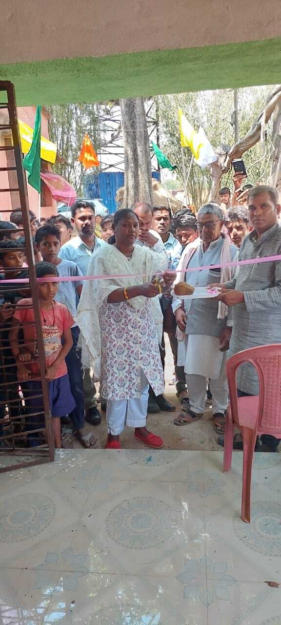 जिप सदस्य ने पुस्तकालय व यात्री शेड का किया उद्घाटन