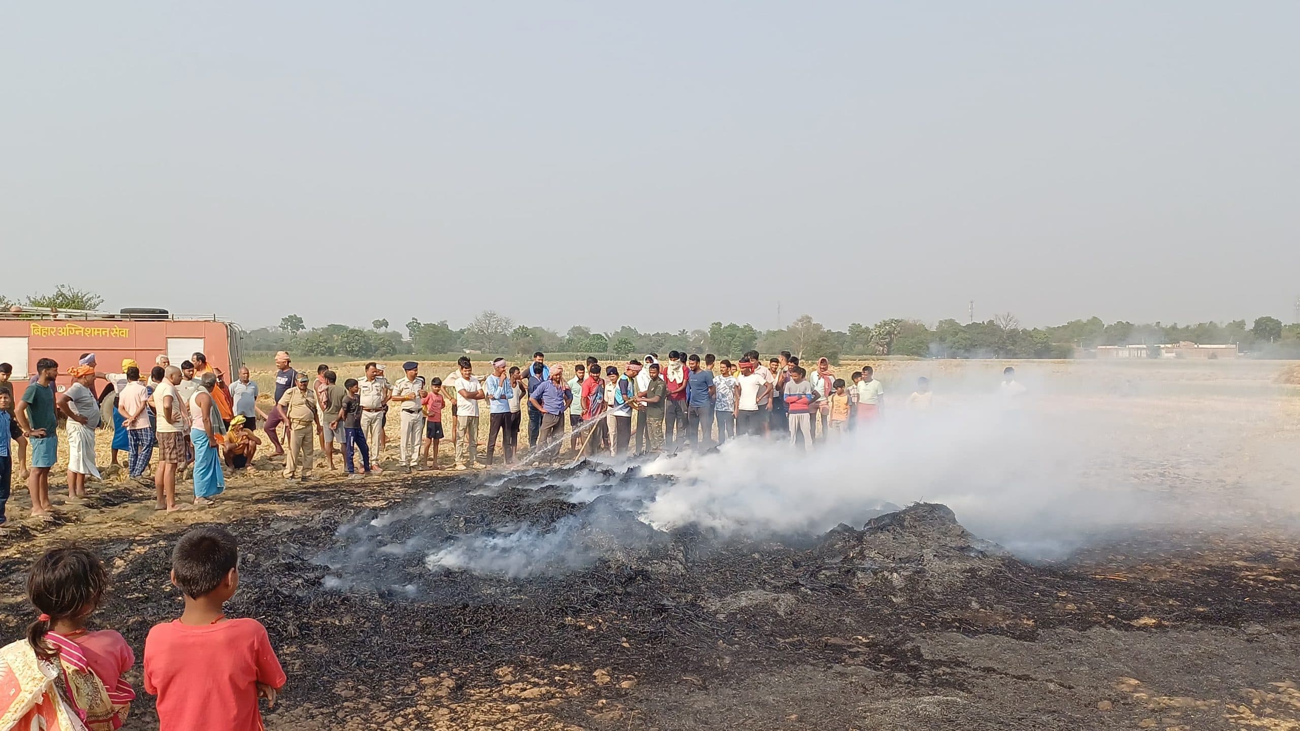 थ्रेसर की चिंगारी से गेहूं की फसल में लगी आग
