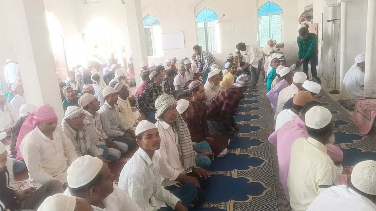 मुस्लिम समाज के लोगों ने काला बिल्ला लगाकर अदा की जुमे की नमाज