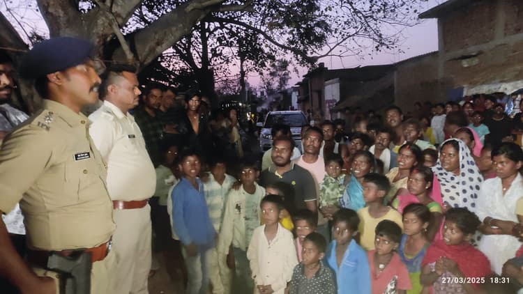Sasaram News: पुलिस ने महादलित टोले में शिक्षा के प्रति किया संवाद