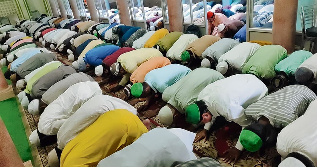 Chhapra News : रमजान के आखिरी जुमे पर मस्जिदों में उमड़ी नमाजियों की भीड़