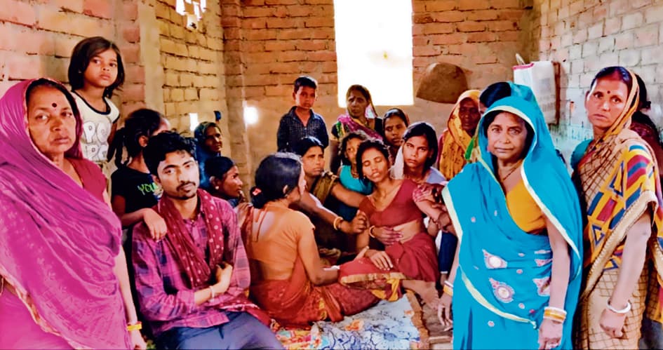 hajipur news. एस्बेसटस चढ़ाते समय गिरने से मजदूर की मौत