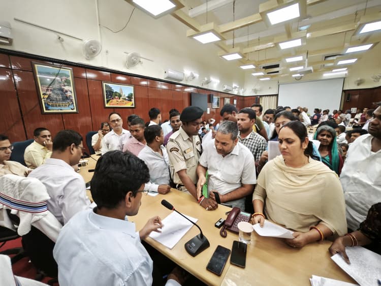 Gaya News : जमीन संबंधी विवादों को सात दिनों के अंदर जांच कर निबटाएं : डीएम