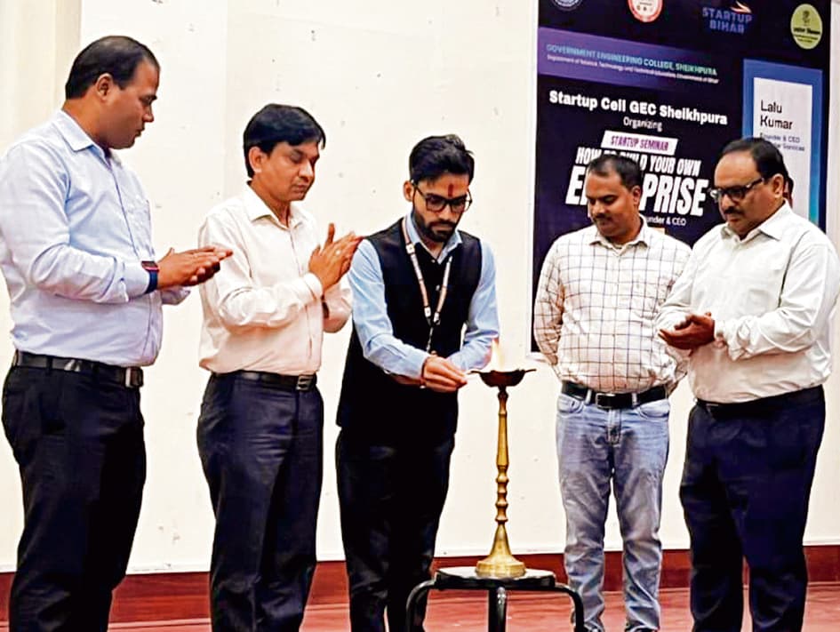 युवाओं के लिए स्टार्टअप एक बेहतरीन अवसर : डॉ केसरी