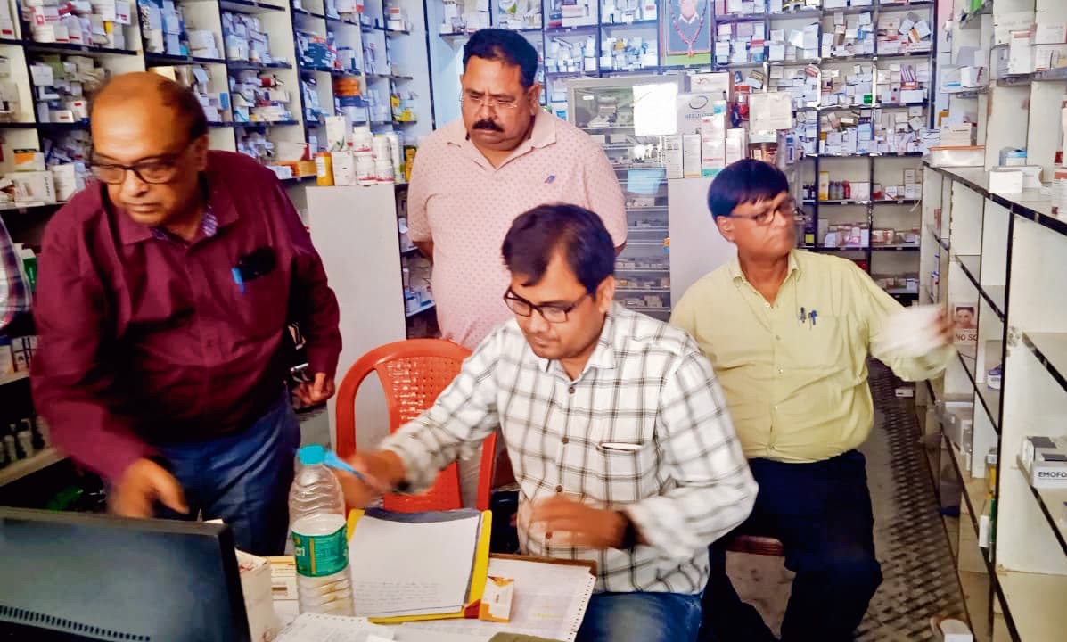 hajipur news. बिना लाइसेंस और फार्मासिस्ट की संचालित दवा दुकानों पर छापेमारी