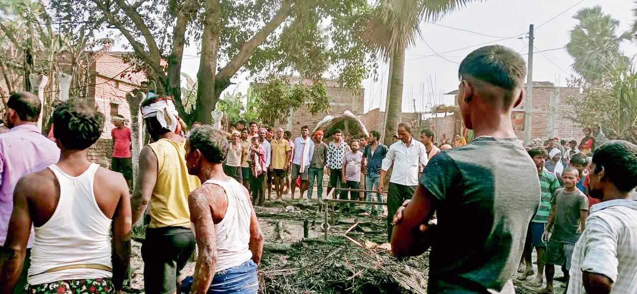 hajipur news. लक्ष्मीनारायणपुर में 10 घर जलकर राख