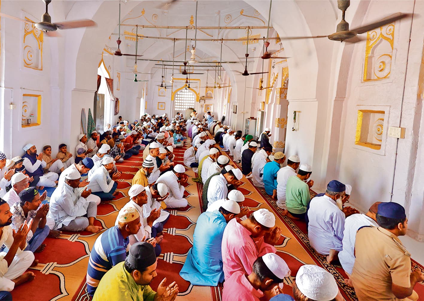 hajipur news. अलविदा जुमे पर मस्जिदों में उमड़ी भीड़, अल्लाह की इबादत में झुके हजारों सिर