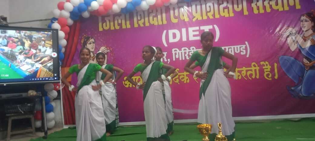 Giridih News :गिरिडीह कस्तूरबा विद्यालय की टीम ने जीती नृत्य प्रतियोगिता