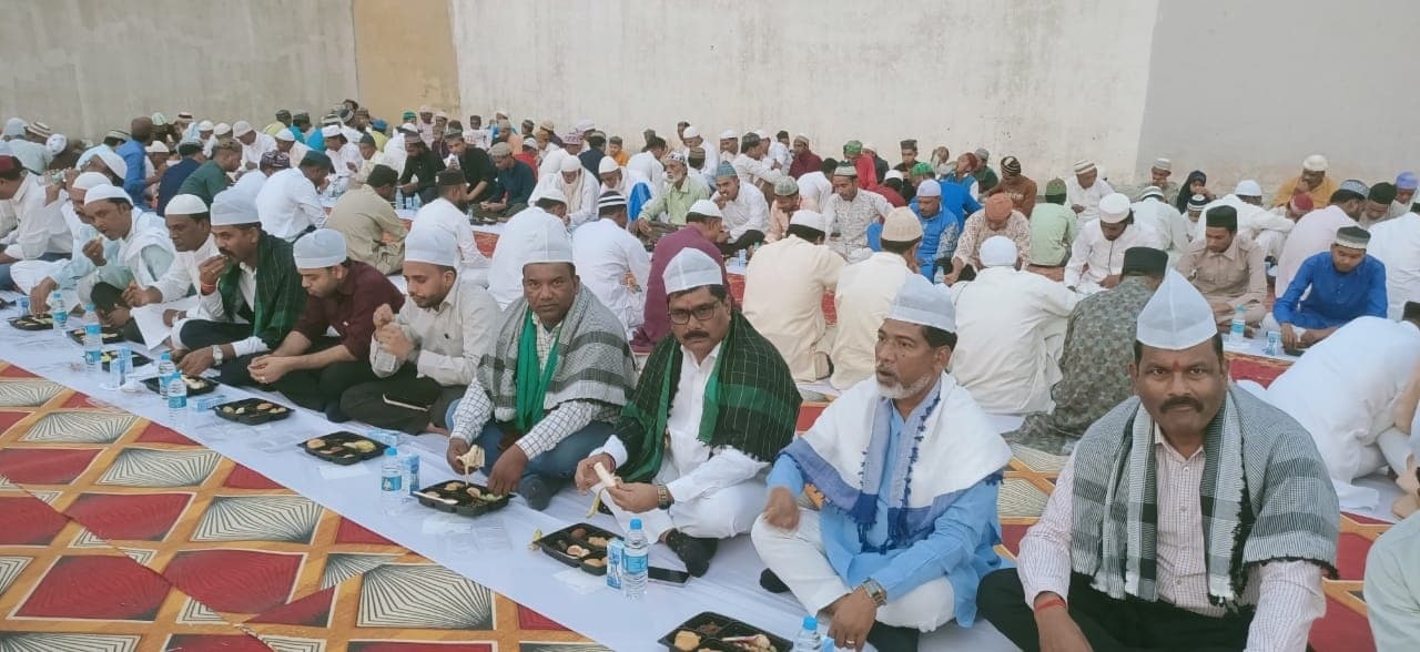 Bokaro News : इफ्तार पार्टी से सामूहिकता की भावना होती है मजबूत : योगेंद्र प्रसाद