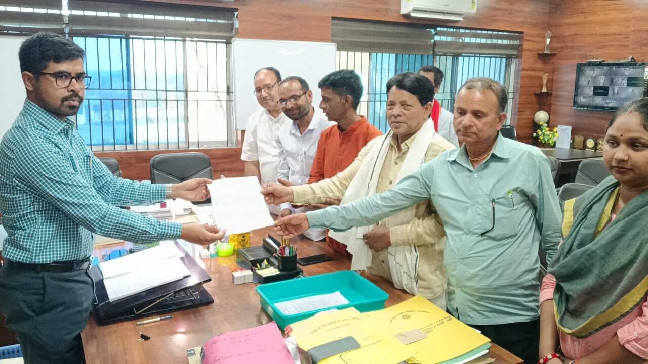 Giridih News :किसान महासभा ने राष्ट्रपति के नाम डीसी को सौंपा ज्ञापन