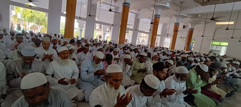 वक्फ बिल के विरोध में काली पट्टी बांधकर अदा की आखिरी जुमे की नमाज