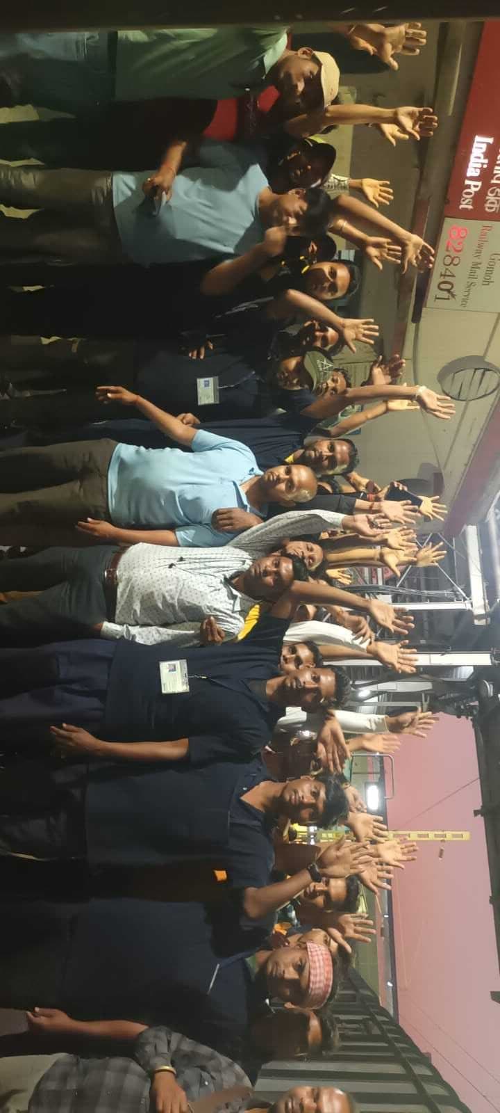 Dhanbad News : धरना के 40वें दिन ग्रामीणों ने प्रखंड कार्यालय में जड़ा ताला, अधिकारियों को बनाया बंधक