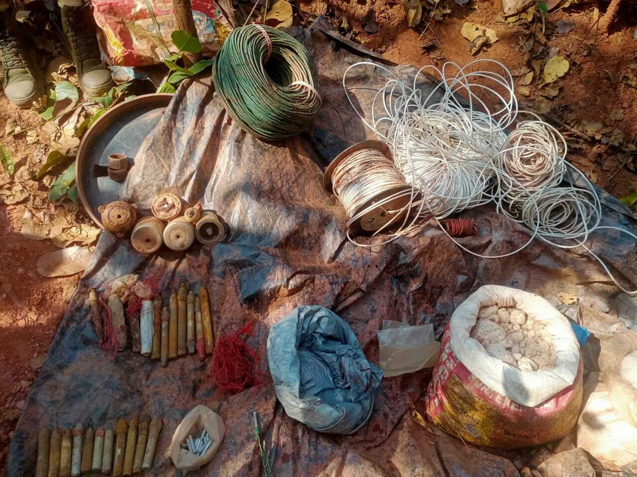 Chaibasa News : नक्सली डंप से भारी मात्रा में विस्फोटक पदार्थ बरामद, नष्ट