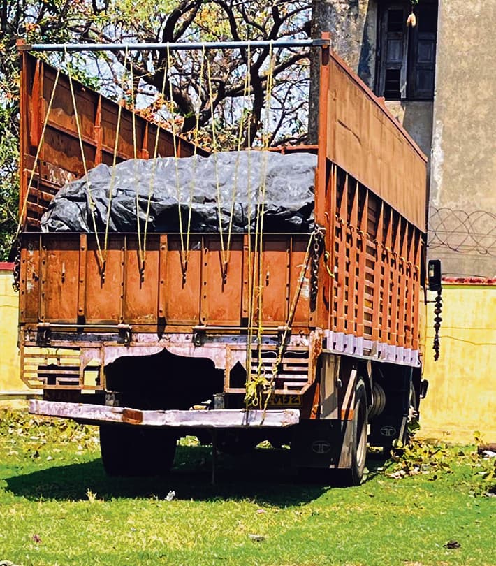 Dhanbad News: सिंदरी में हर्ल प्लांट के गेट से पांच टन केबल लदा ट्रक जब्त