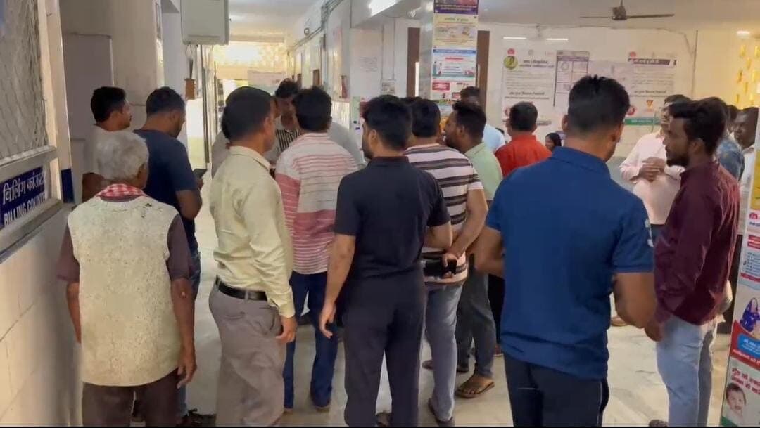 Giridih News: बदडीहा में खटिया के पौवा से पीट कर वृद्ध की हत्या, बचाने आया बेटा गंभीर