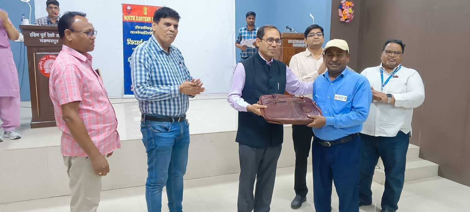 West Singbhum News : स्वस्थ रहकर जीवन का भरपूर आनंद उठायें : तरुण हुरिया