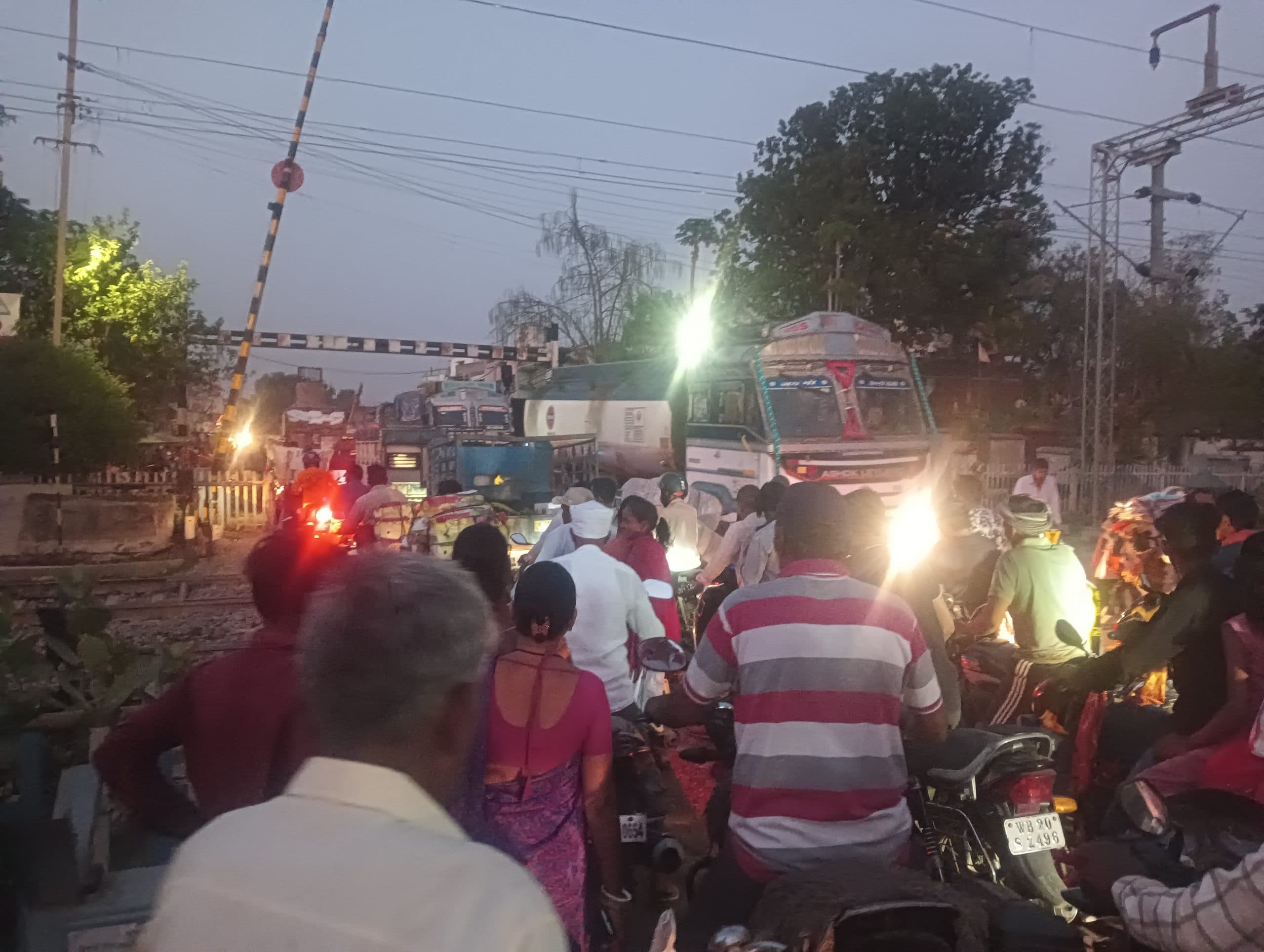 Giridih News: ईद व रामनवमी को ले सरिया बाजार में उमड़ी खरीदारों की भीड़, लगा रहा जाम