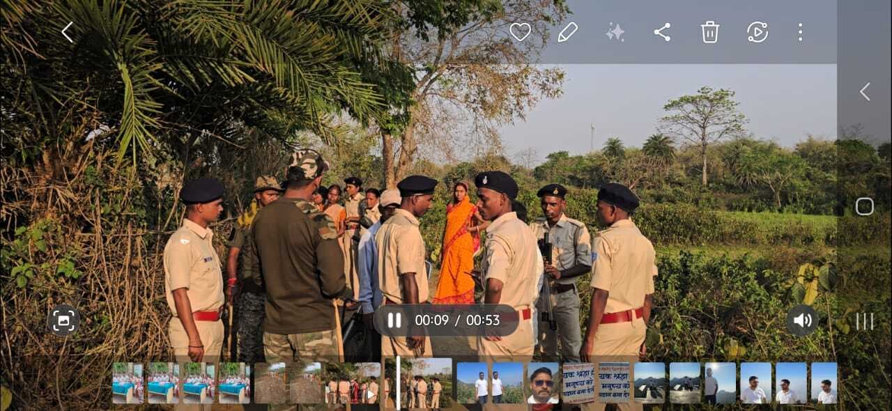 Dhanbad News: पलानी व गुलुडीह गांव के बीच रास्ता काटने से विवाद