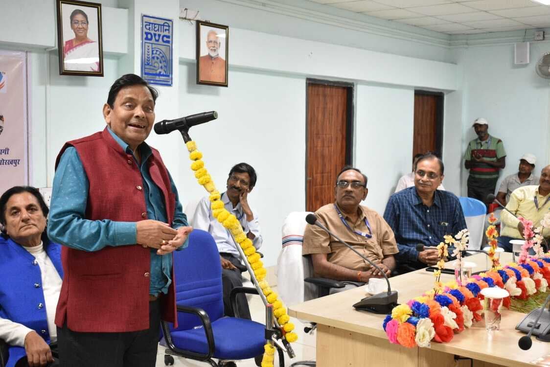 Dhanbad News: हास्य कविताओं से डीवीसीकर्मियों को किया लोटपोट