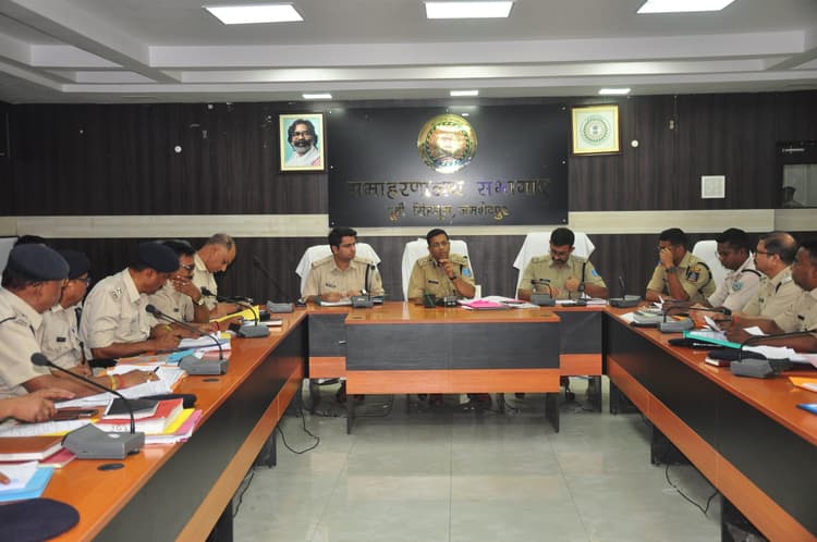 Jamshedpur News : लंबित मामलों का निष्पादन करें, वारंटी को भेजें जेल : एसएसपी