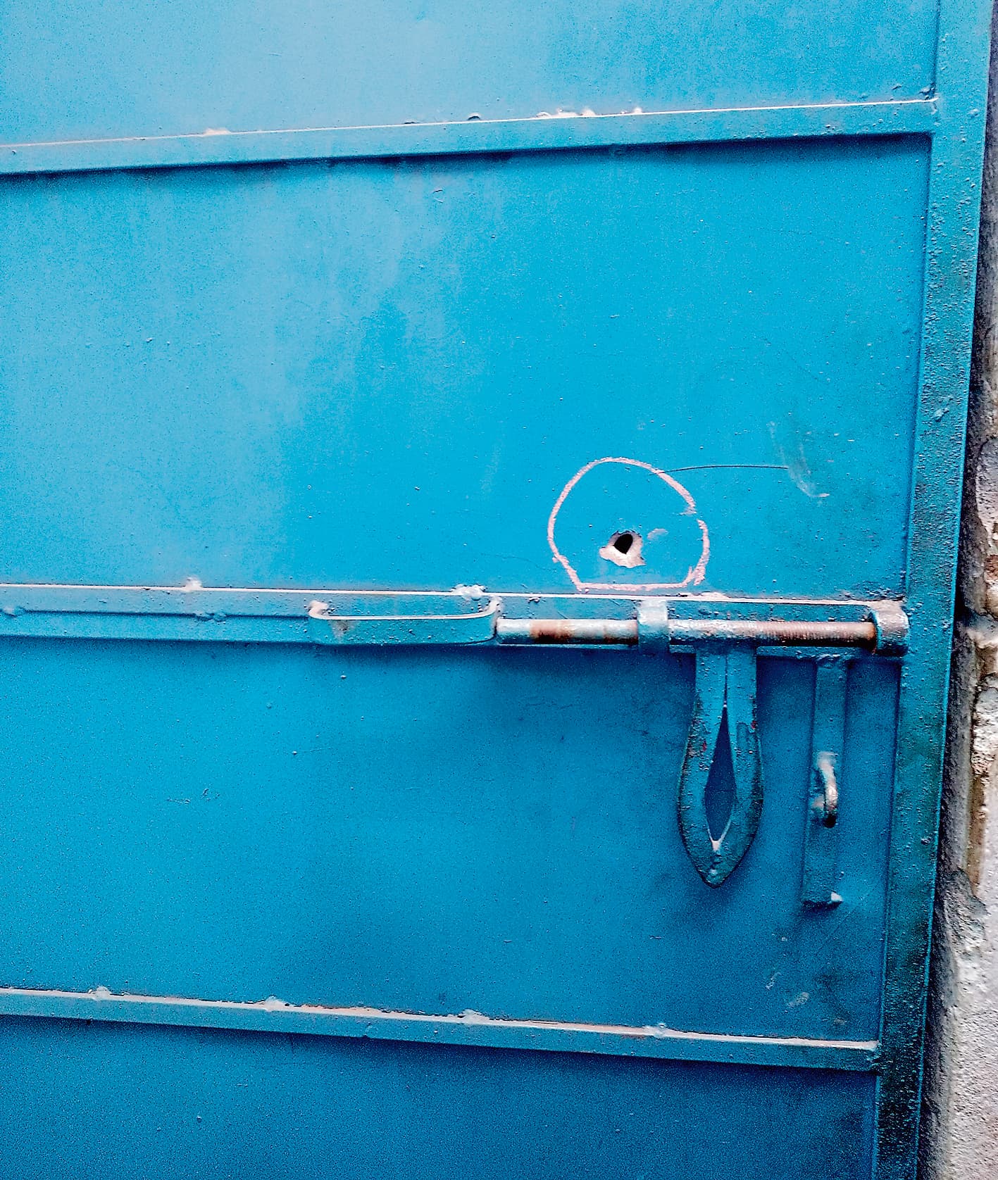 Rourkela news: पुराना विवाद सुलझाने के लिए बुलाकर युवक पर तलवार से किया हमला, ढाबा में की गोलीबारी