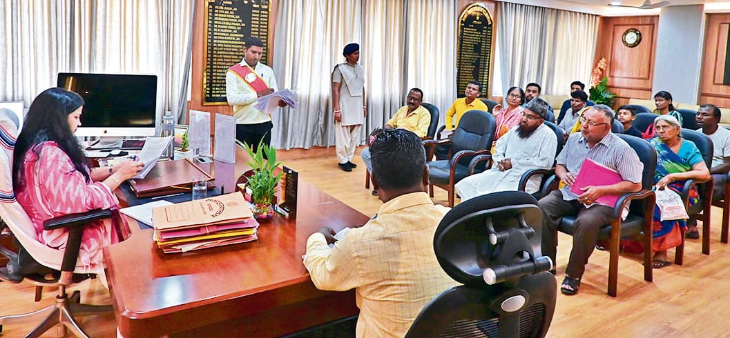 Dhanbad News: मैडम जी ! बेटे-बहू की प्रताड़ना से बचायें