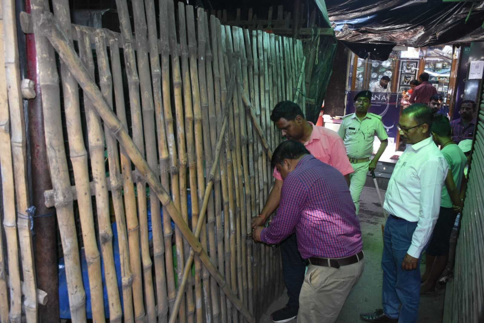 Dhanbad News: नगर निगम की पांच दुकानें सील, आवंटन रद्द