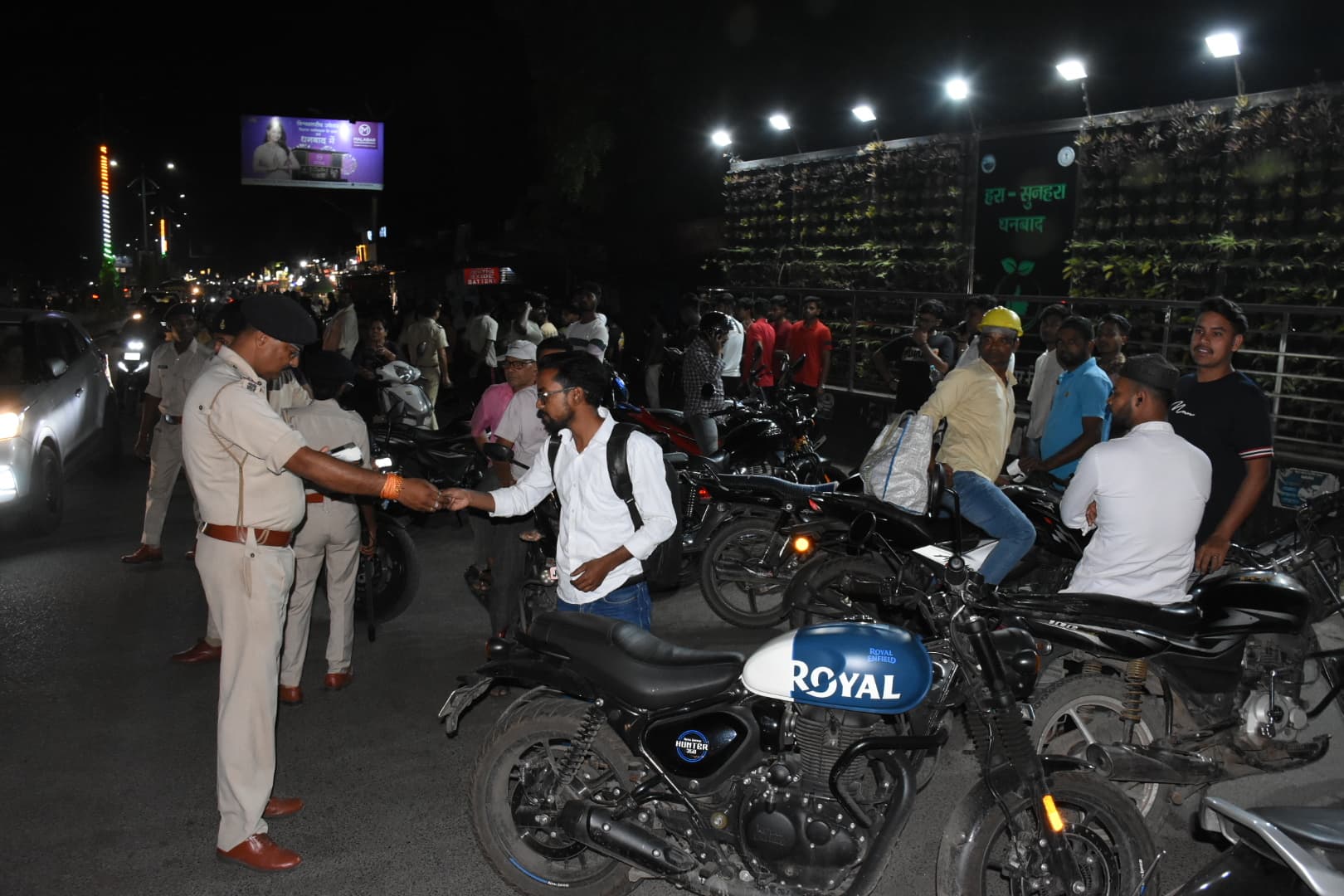 Dhanbad News: शहर में चला ट्रैफिक पुलिस का विशेष अभियान, कई पकड़ाये