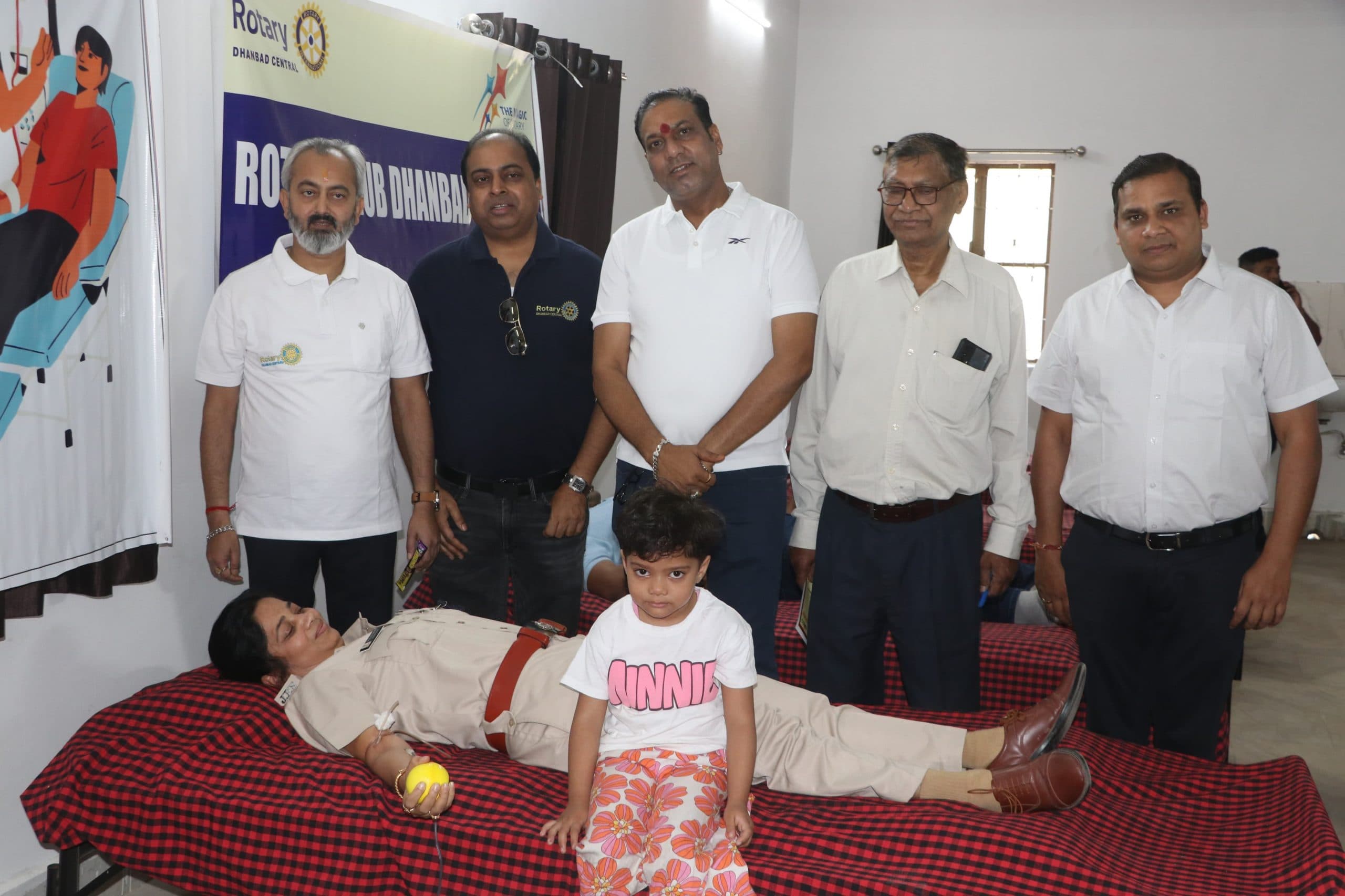 Dhanbad News : पुलिसकर्मियों के साथ आम लोगों ने बढ़-चढ़ कर किया रक्तदान
