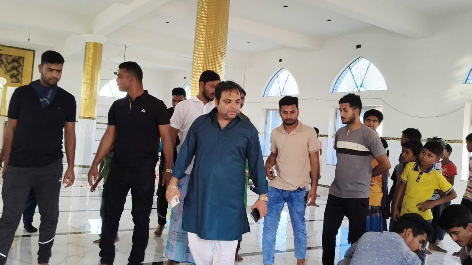 समाजसेवी अजहर इस्लाम ने हजारों लोगों को दी इफ्तारी