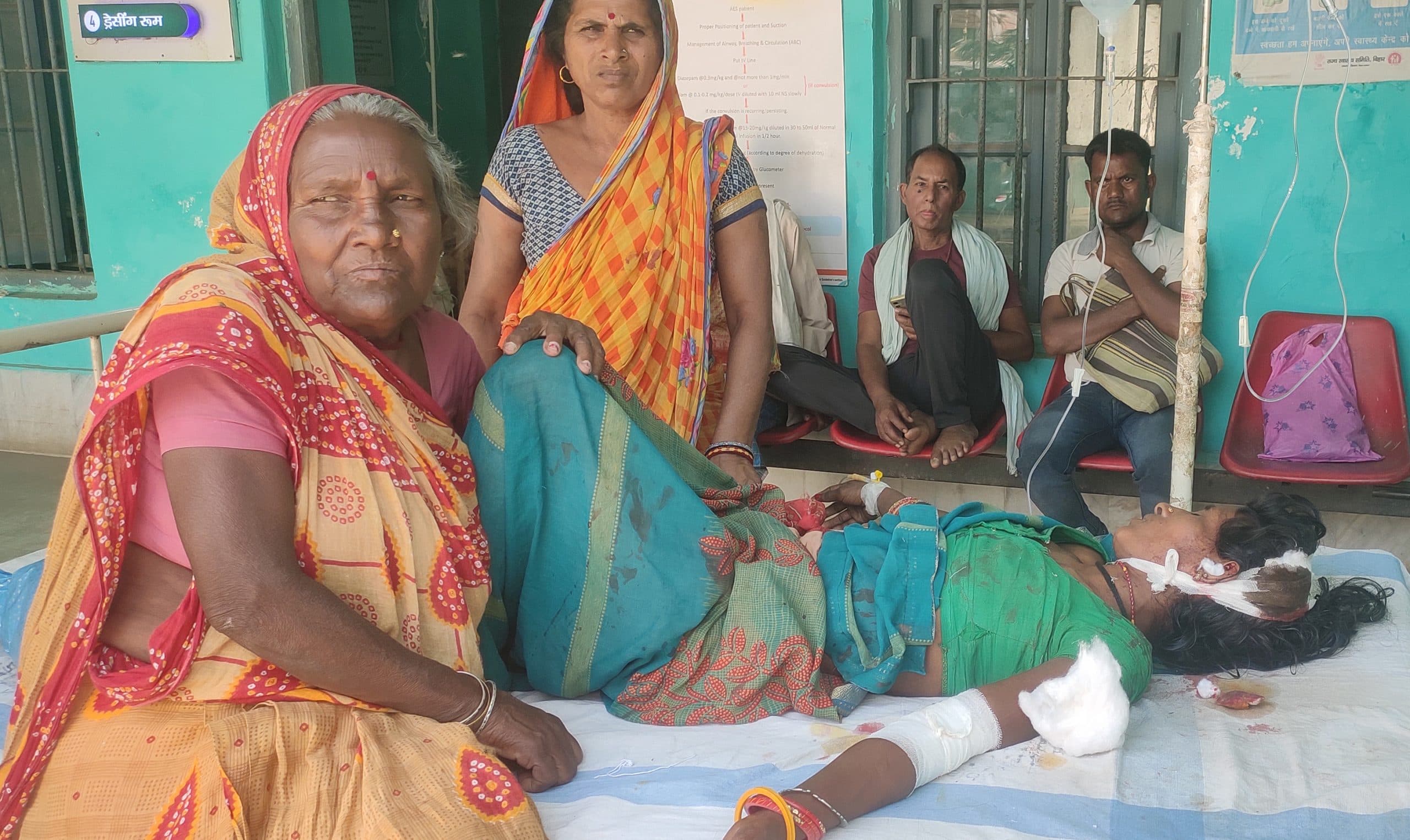 बाइक की ठोकर से महिला घायल