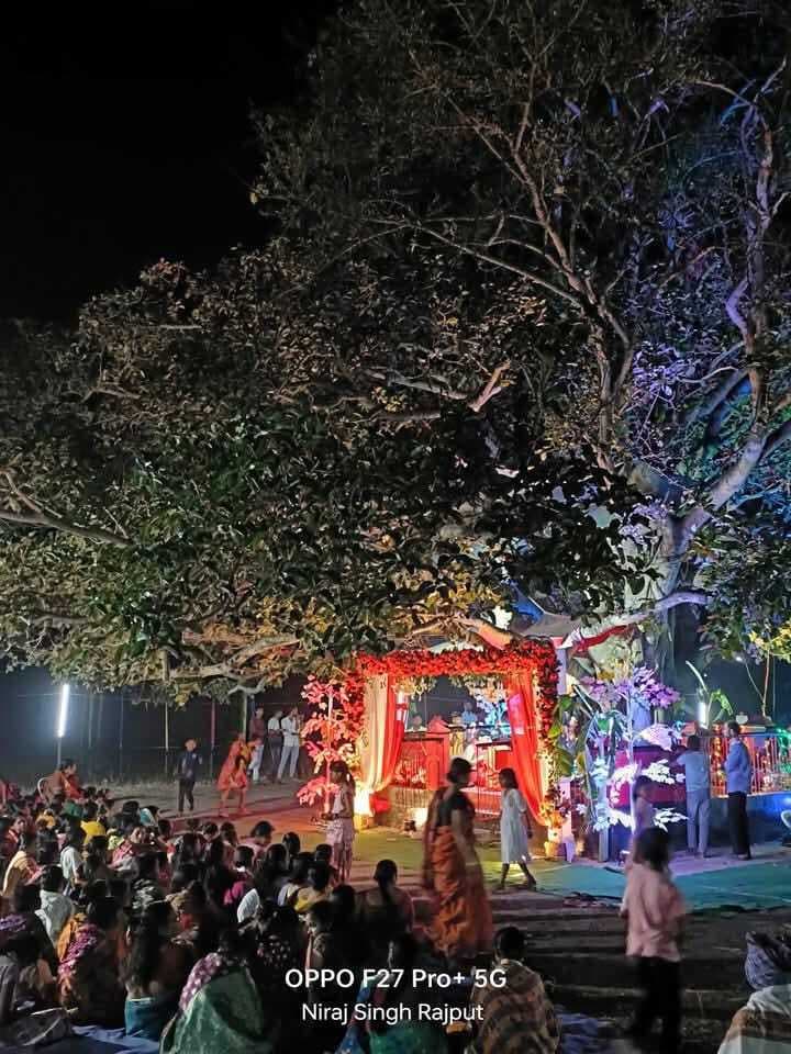 श्रद्धालुओं ने ग्राम रक्षा काली की पूजा कर की आराधना