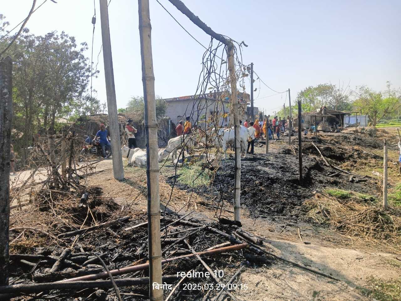 आग से डेढ़ दर्जन गृह स्वामियों का घर जलकर हुआ खाक, लाखों का नुकसान