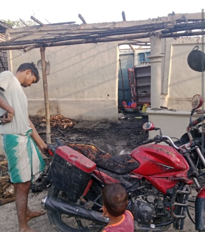 डोरिया गांव में आग से चार घर जले, दो बाइक सहित 10 लाख का नुकसान