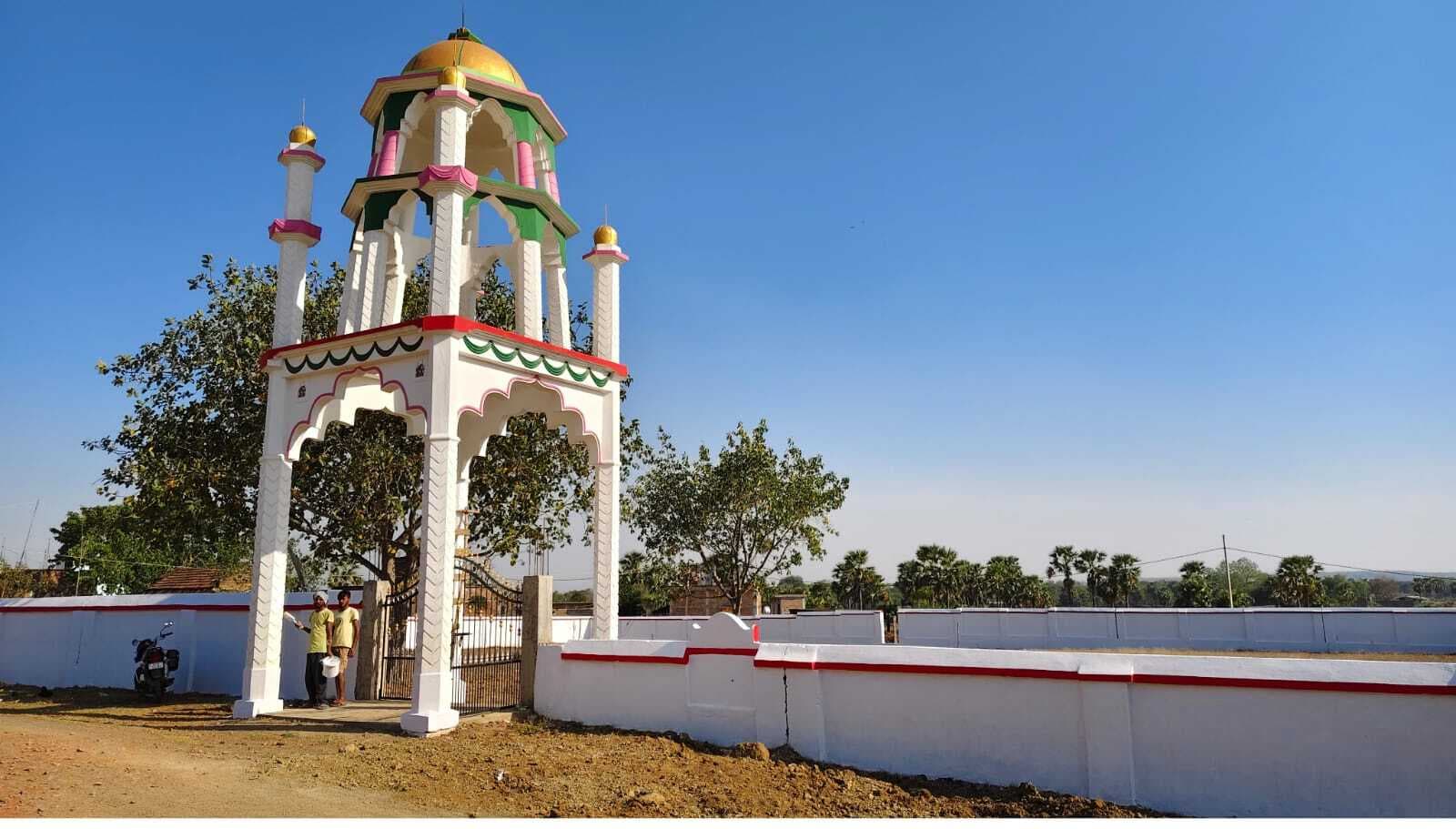 ईदगाह की साफ-सफाई शुरू, नमाज के लिए हो रहे इंतजाम