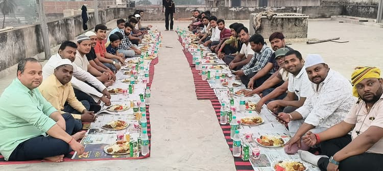 अलविदा जुम्मा के मौके पर रोजेदारों के लिये इफ्तार पार्टी का किया गया आयोजन