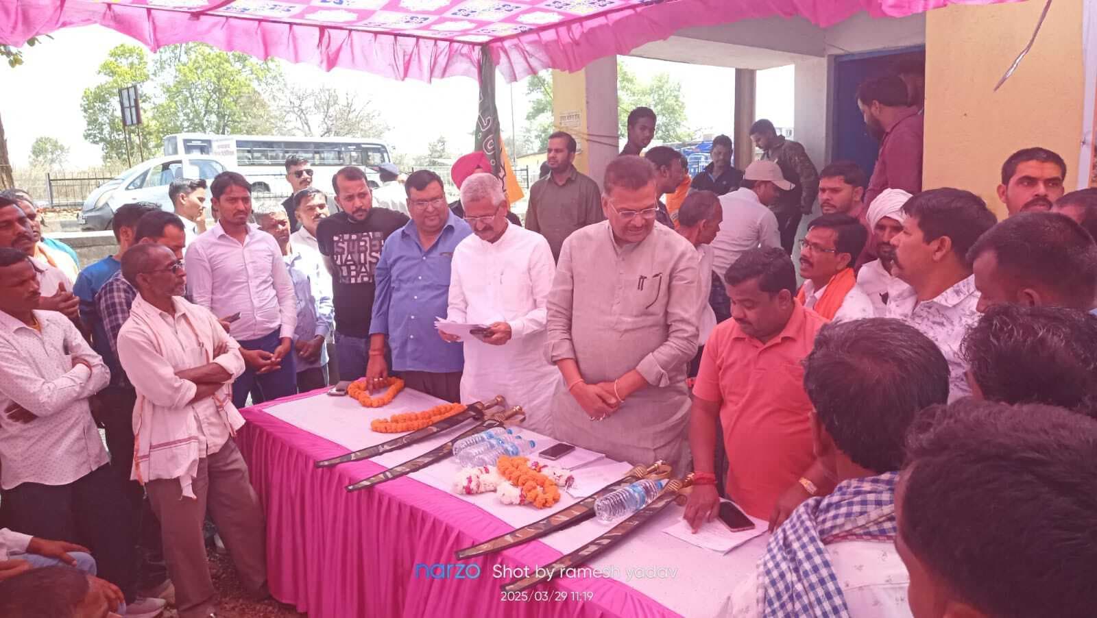 सांसद ने चुरचू के 31 अखाड़ों के बीच अस्त्र शस्त्र वितरण किया