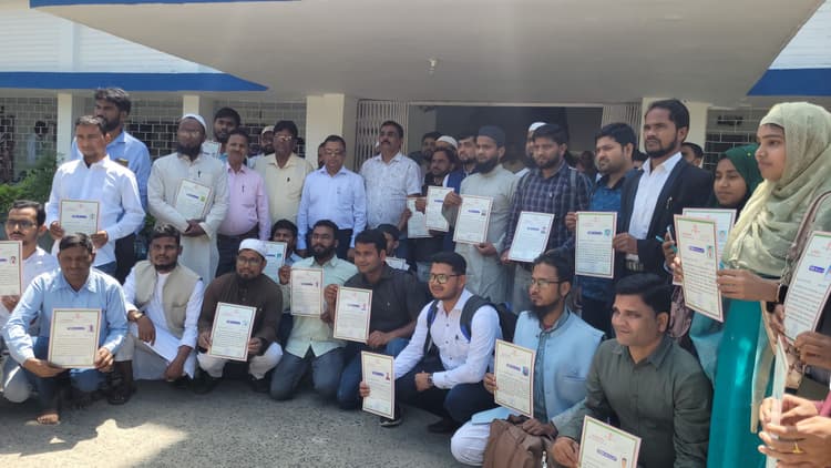 प्रभारी जिलाधिकारी ने चयनित सहायक उर्दू अनुवादकों को दिया नियुक्ति पत्र