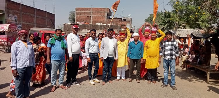 कलश शोभायात्रा के साथ खानीचक गांव में दुर्गा मां की हुई प्रतिष्ठा