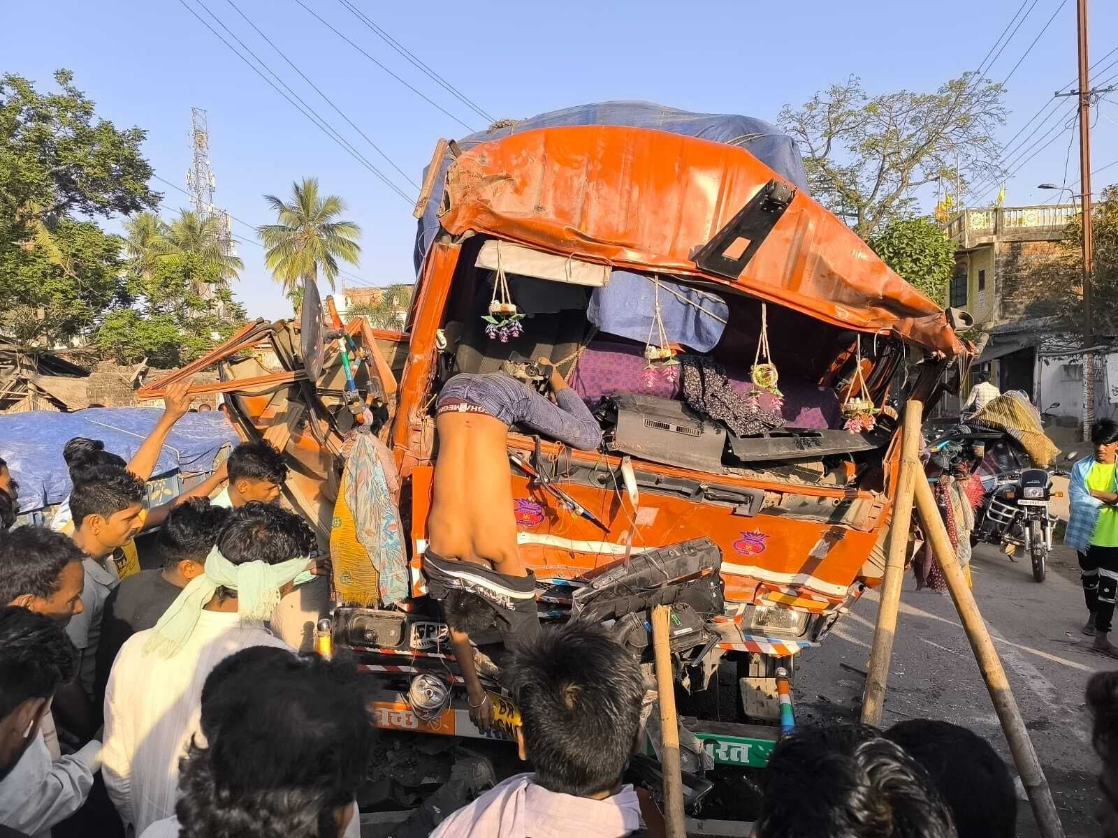 बैरियर में खड़ी ट्रक को पीछे से तेज रफ्तार ट्रक ने मारी टक्कर